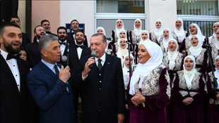 Cumhurbaşkanı onları kırmadı, mikrofonun başına geçti!