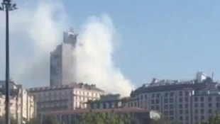 Beyoğlunda 6 katlı binada yangın