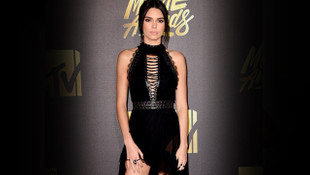 Kendall Jenner herkese gösterdi!