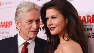 Kocasının gözü önünde öyle bir şey yaptı ki!