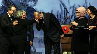 Erdoğan Kaplanoğlunun annesinin elini öptü