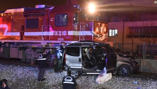 Manisada tren otomobile çarptı: 1 ölü 4 yaralı