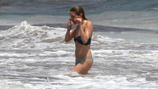 Sienna Millerın dalgalarla imtihanı!