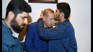 Dünyanın konuştuğu ikizlerin babası Cumhurbaşkanı Erdoğanı alnından öptü