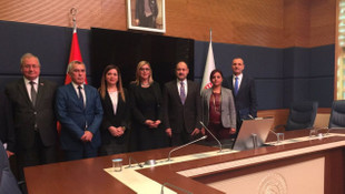 Yabancı diplomatlar o odadan çıkmıyor!