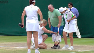 Seyirciyi etek giydirip sahaya çıkardı!