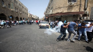 İsrail polisi cumadan çıkanlara saldırdı! 