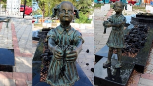 Atatürke çiçek veren kız heykeline saldırı!