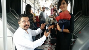 Metrobüste sürpriz evlilik teklifi