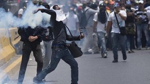 Venezuelada askeri üsse saldırı