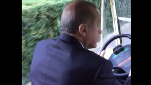 Erdoğan golf arabası sürdü