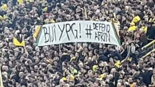 Almanyada skandal pankart! Tribünden YPGye akıl almaz destek