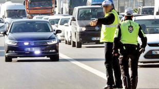 Çakarlı aracı durduran polis hayatının şokunu yaşadı!  Sen kim oluyorsun