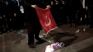 Ankaradan Atinaya flaş uyarı: Bayrağımızı yakanları yakalayın