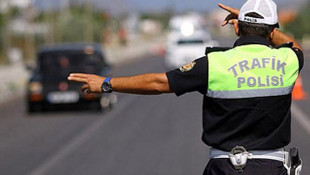 Cezaya sinirlendi, polisi ezmeye çalıştı!