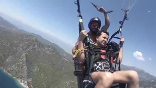 Yamaç paraşütüyle atlayış yapan tatilcinin korkusu kamerada