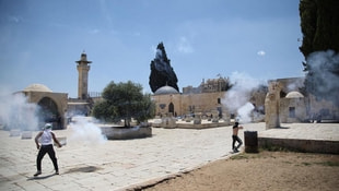 İsrail polisi Mescid-i Aksadaki cemaate ses bombaları ile saldırdı