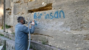 Sprey boyalı vandallar tarihi yapılara zarar verdi