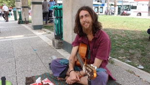Sokak müzisyenleri sıcağa aldırmıyor