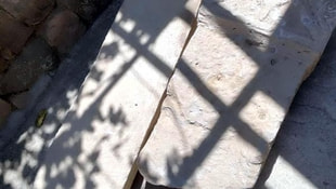 Kayseride bir evde Roma dönemine ait mezar taşları bulundu