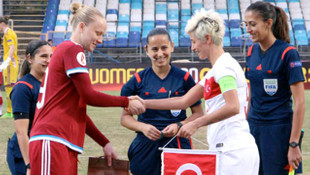 Fethiyedeki futbolseverler Ruslara misafirperverliklerini göserdi