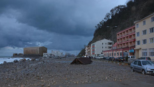 5 metrelik dalgalar kayaları yola fırlattı