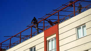 Kahramanmaraşta işçilerin tehlikeli mesaisi