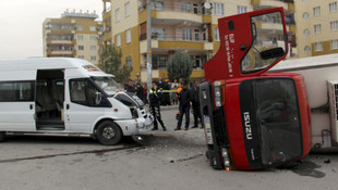 Adıyaman'da öğrenci servisiyle kamyon çarpıştı: 17 yaralı