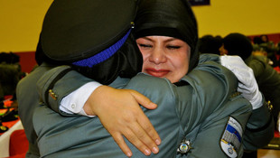 Afgan kadın polislerin mezuniyet heyecanı