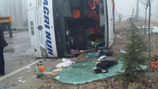 Afyonkarahisar'da yolcu otobüsü devrildi: 2 ölü, 21 yaralı