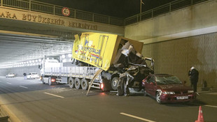 Köprüye takılan tırın üzerindeki araçlar yola düştü