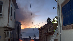 Ayvalık'ta 3 katlı tarihi bina yandı