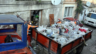 Ayvalık'ta bir evden 3 traktör dolusu çöp çıktı