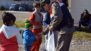 Balıkesir'de 120 sığınmacıya asker şefkati