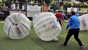 Balonun içerisinde futbol oynadılar