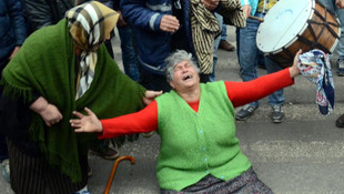 Belediye başkanı "ÇED toplantısına" tabutta getirildi