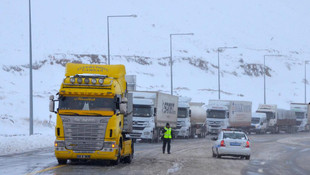 Bitlis'te kar yağışı ulaşımı aksattı