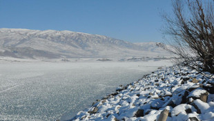 Buz tutan baraj gölünde balık avı
