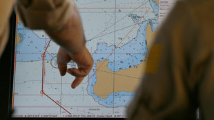 Çeşme'de kaçakları taşıyan botun batması