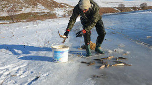 Donan nehir üzerinde balık avlıyorlar