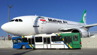 Duramayan uçak bariyerlere çaptı