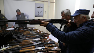 Ele geçirilen av tüfekleri açık artırmayla satıldı