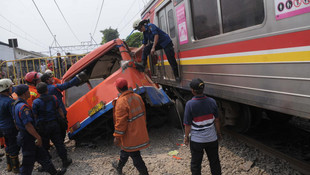 Endonezya'da trenle minibüs çarpıştı: 16 ölü