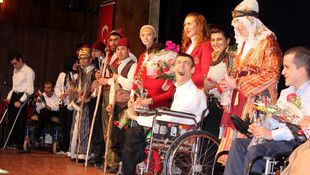 Engellerini tiyatro sahnesinde unuttular