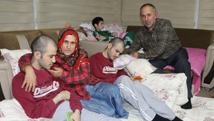 Engelli çocuklarına yıllardır özenle bakıyorlar