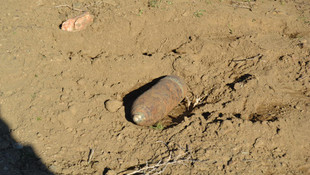 Evinin bahçesinde patlamamış top mermisi buldu