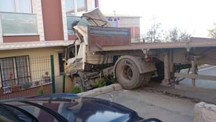 Freni boşalan tır binaya çarparak durabildi