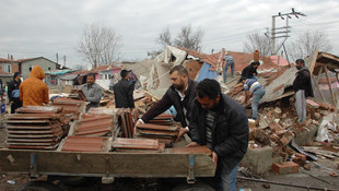 Futbol sahasına yapılan gecekondular yıkıldı