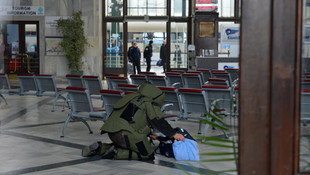 Garda unutulan çantadan giysi çıktı