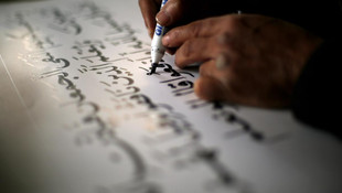 Gazzeli hattat büyük boy Kur'an yazıyor